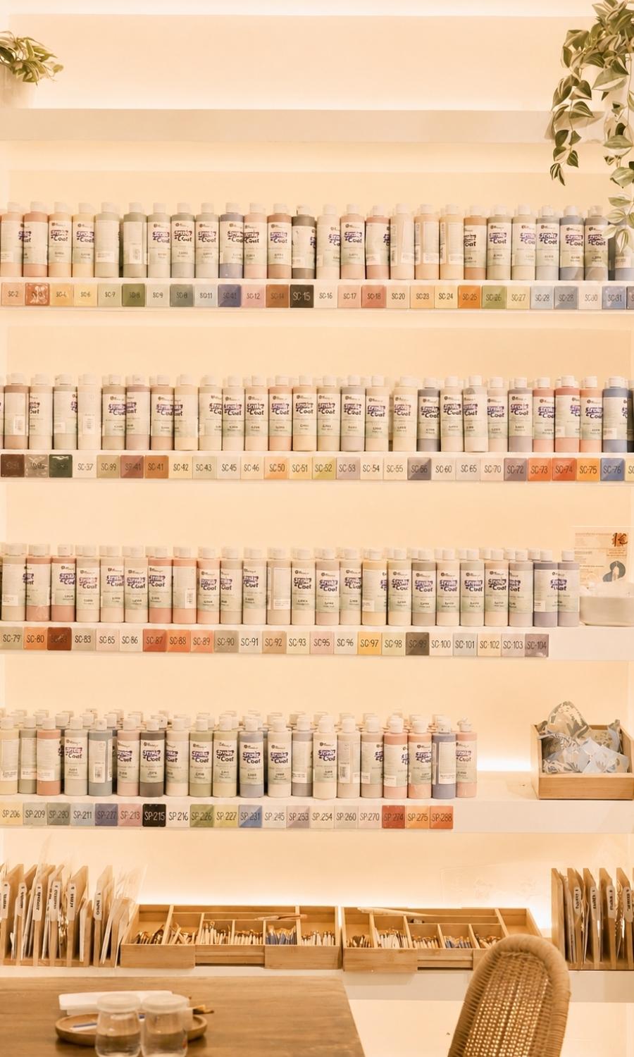 Barreja de colors per decorar ceràmica al taller de Gràcia